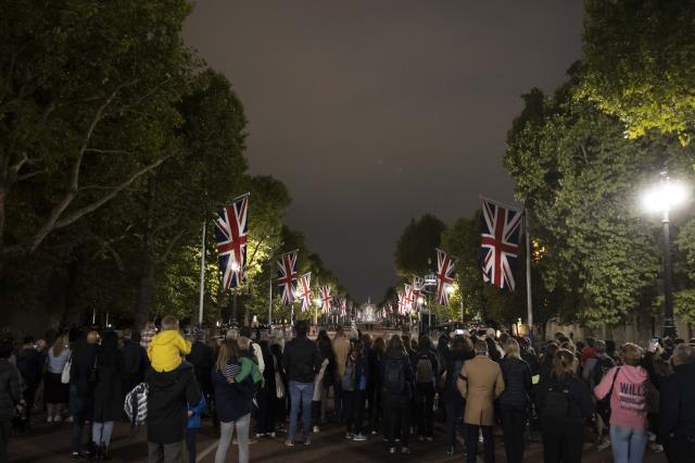 Kraliçe Elizabeth için tüm ülke saygı duruşunda bulundu! Çanları çalmayan Big Ben için soruşturma açıldı