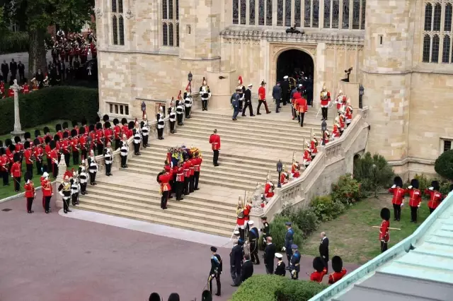 Kraliçe Elizabeth, ölümünün ardından 11 gün sonra toprağa verildi