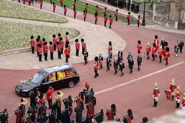 Kraliçe Elizabeth, ölümünün ardından 11 gün sonra toprağa verildi