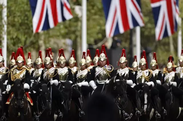 Kraliçe Elizabeth, ölümünün ardından 11 gün sonra toprağa verildi