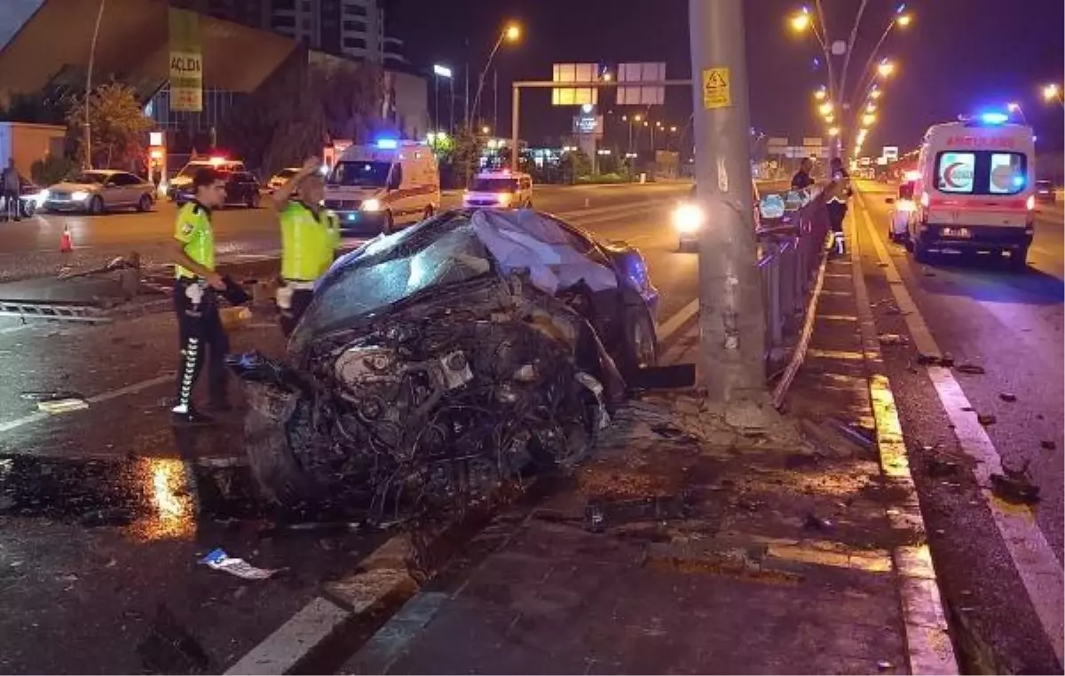 Otomobil refüjdeki korkuluklara çarptı: 2 ölü, 2 yaralı