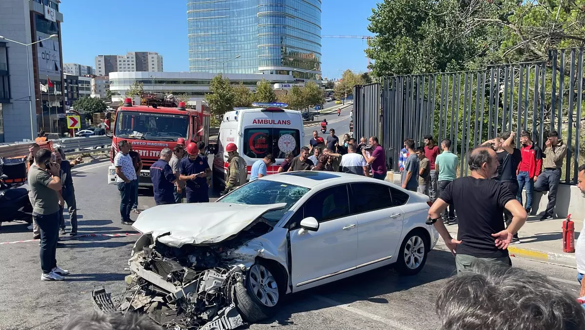 Pendik\'te bariyere çarpan otomobilin sürücüsü yaralandı