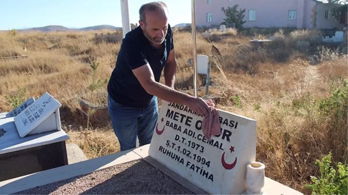 Şehit kardeşinin mezarını 28 yıldır haftada bir gelerek temizliyor: Kardeşimle konuşacağım çok şeyler vardı