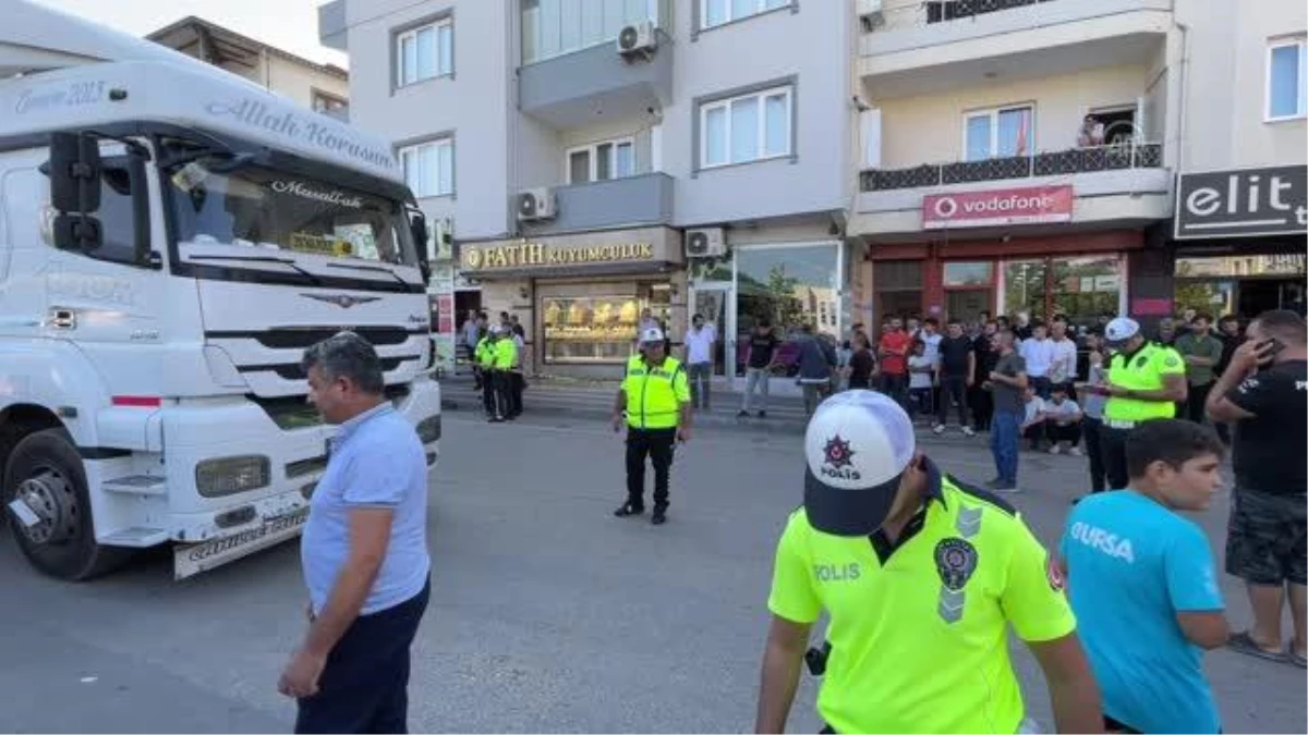 Bursa\'da tırın çarptığı seyyar satıcı hayatını kaybetti