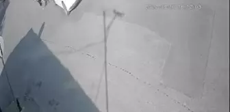 Ümraniye'de otomobilin çarptığı çocuk yola savruldu