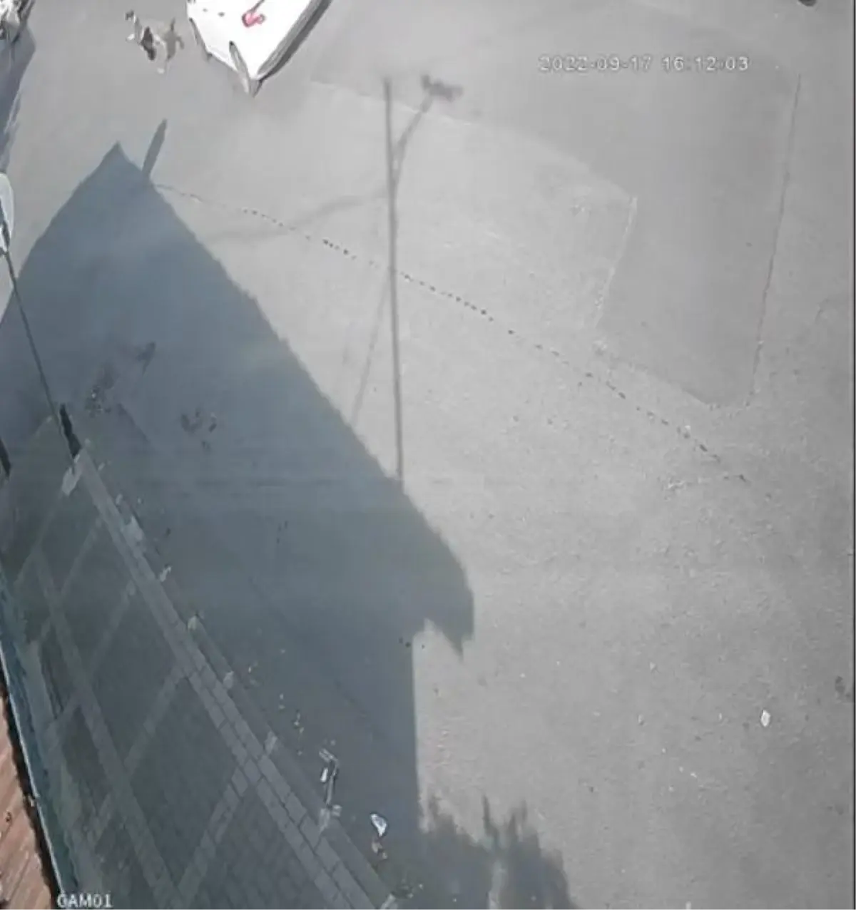 Ümraniye'de otomobilin çarptığı çocuk yola savruldu