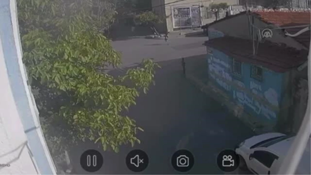 Ümraniye\'de otomobilin çocuğa çarptığı kaza güvenlik kamerasında