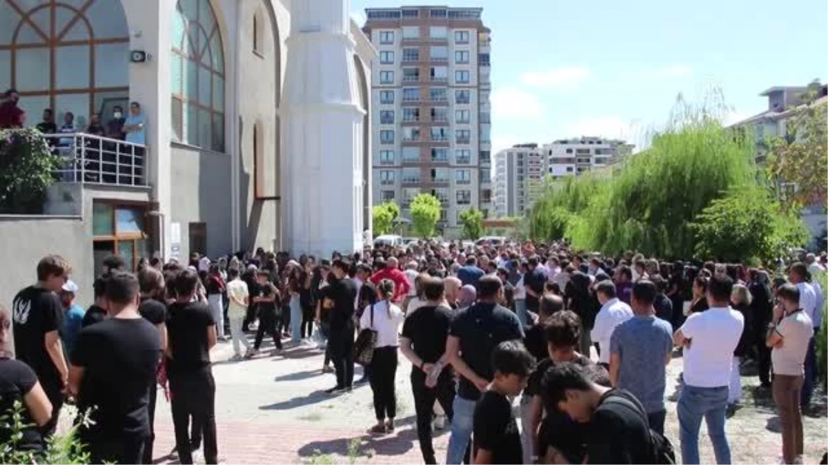 Uşak Valisi Ergün, hayatını kaybeden lise öğrenicisinin cenaze törenine katıldı