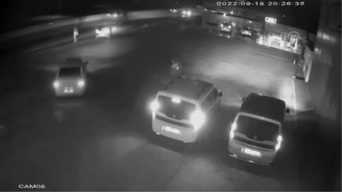 Sakarya\'daki zincirleme trafik kazası güvenlik kamerasına yansıdı