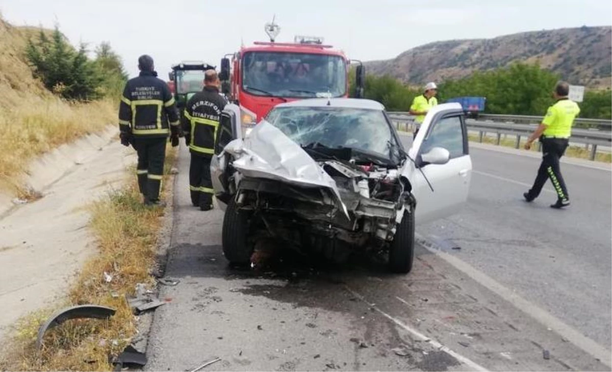 Amasya\'da traktör ile otomobilin çarpıştığı kazada 3 kişi yaralandı