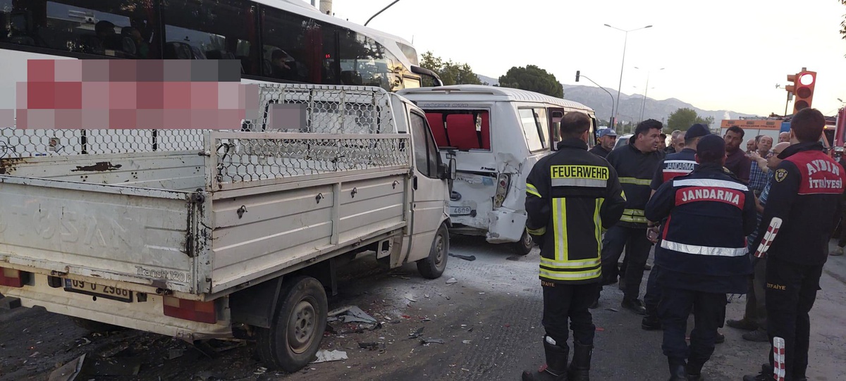 Aydın\'da minibüs ve kamyonetin çarpıştığı kazada 1 kişi öldü, 6 kişi yaralandı