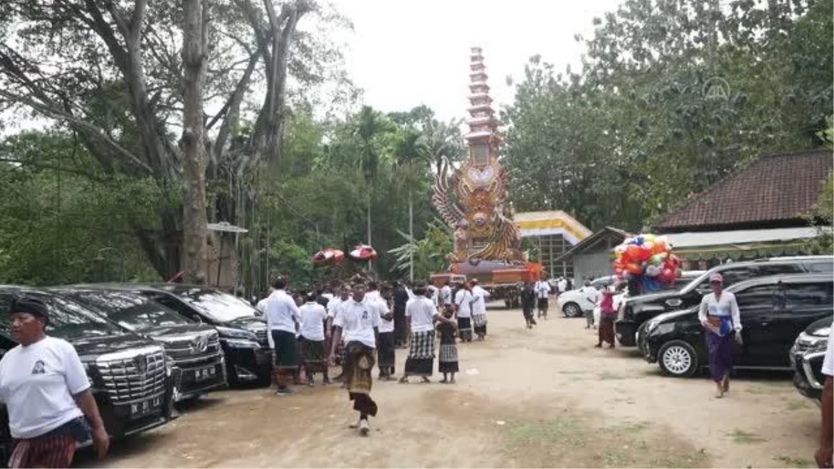 Bali Adası\'nda Hindu geleneklerine göre kraliyet ailesi için ölü yakma töreni gerçekleştirildi