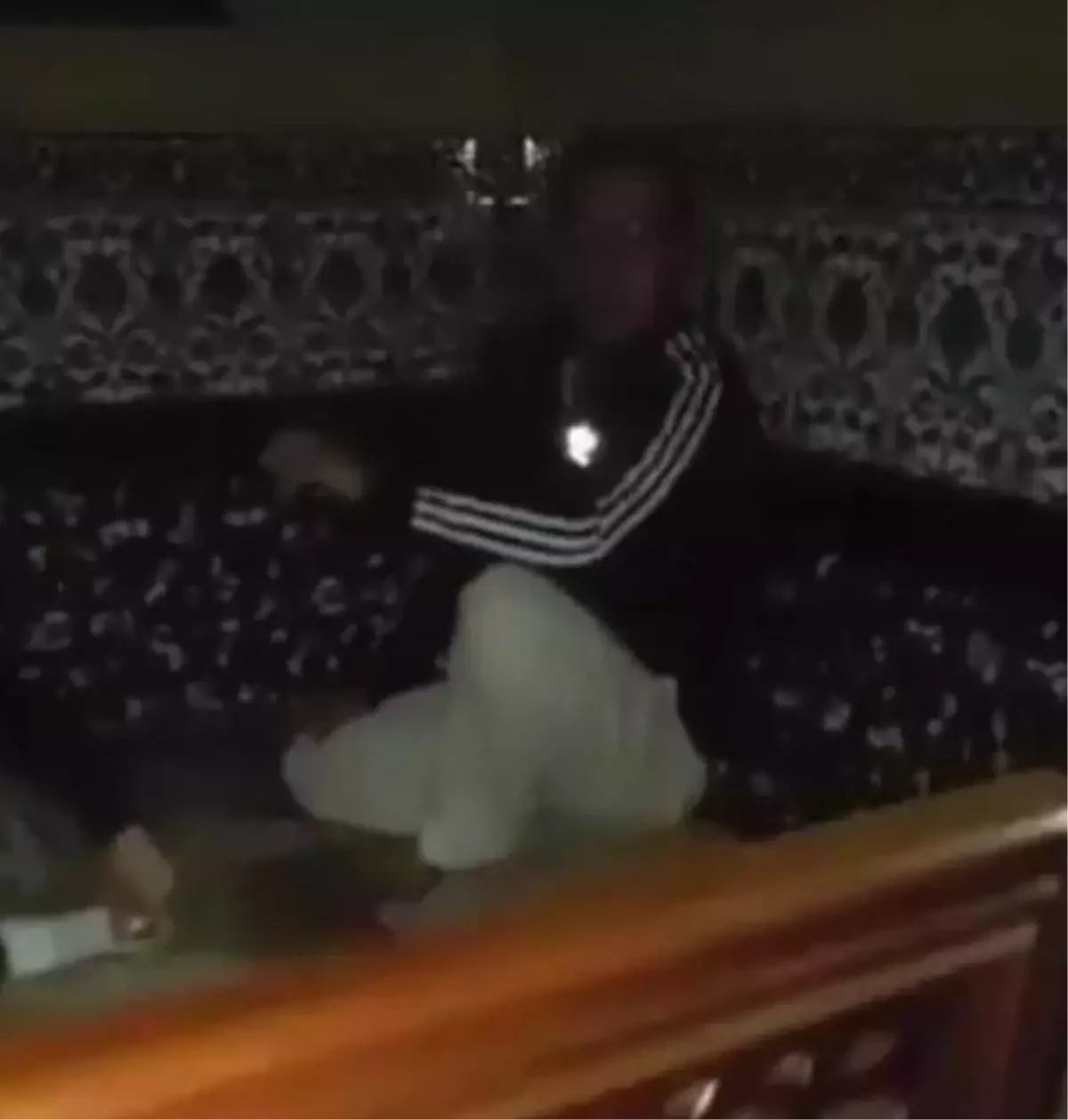 Cami hoparlöründe şarkı çaldılar!