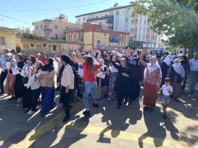 Çocuklarının gözü önünde eşini defalarca bıçaklayıp, boğazını keserek öldürdü Çocuklarının gözü önünde eşini defalarca bıçaklayıp, boğazını keserek öldürdü