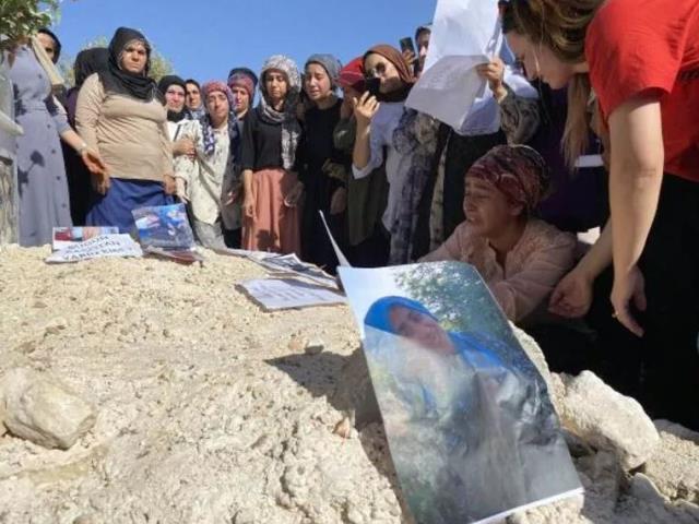 Çocuklarının gözü önünde eşini defalarca bıçaklayıp, boğazını keserek öldürdü Çocuklarının gözü önünde eşini defalarca bıçaklayıp, boğazını keserek öldürdü