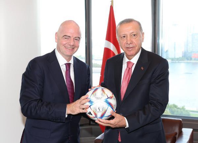 Cumhurbaşkanı Erdoğan, FIFA Başkanı Infantino'nun hediye ettiği futbol topuna kafa attı Cumhurbaşkanı Erdoğan, FIFA Başkanı Infantino'nun hediye ettiği futbol topuna kafa attı