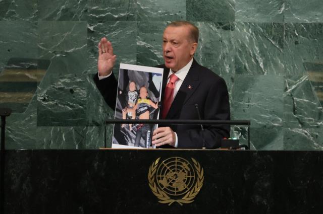 Cumhurbaşkanı Erdoğan'ın BM kürsüsünden gösterdiği fotoğraf en çok Yunan tarafında etki yarattı Cumhurbaşkanı Erdoğan'ın BM kürsüsünden gösterdiği fotoğraf en çok Yunan tarafında etki yarattı