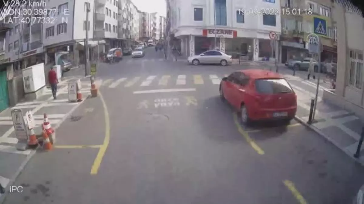 Durakta fenalaşan yaşlı kadını belediye şoförü hastaneye yetiştirdi