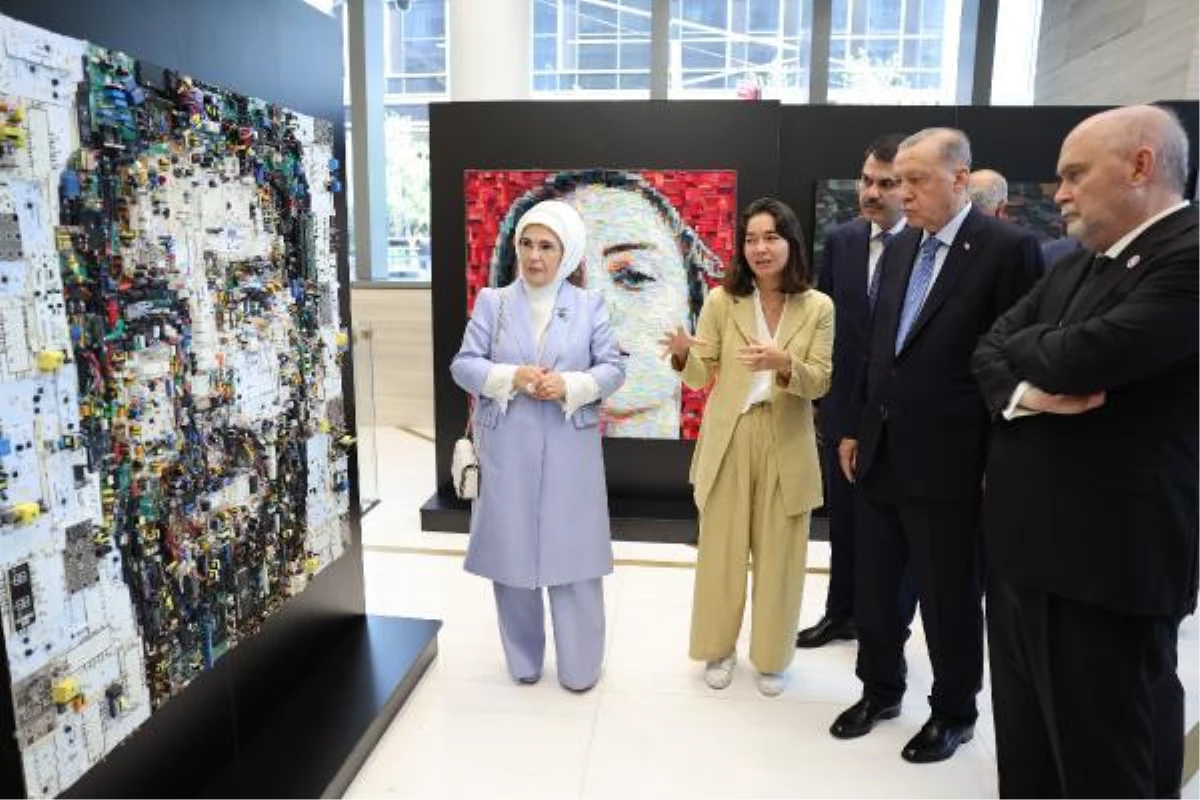 Erdoğan çifti, Türkevi\'nde açılan atık sergisini gezdi