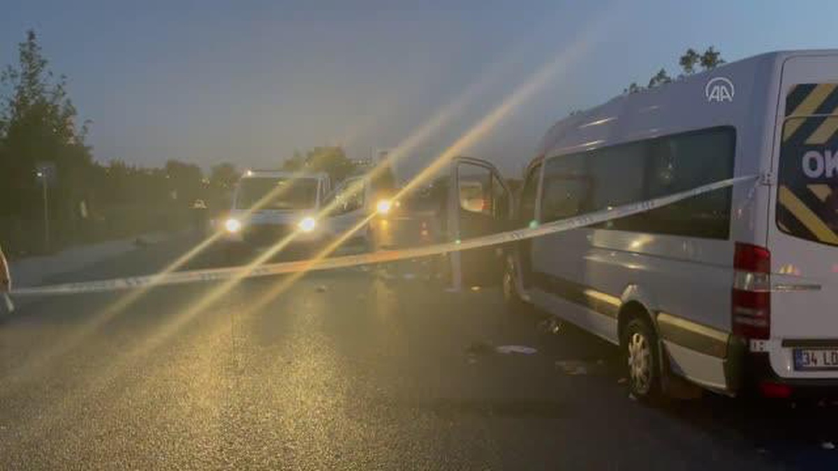 Esenyurt\'ta okul servisi ile motosikletin çarpıştığı kazada 2 kişi öldü