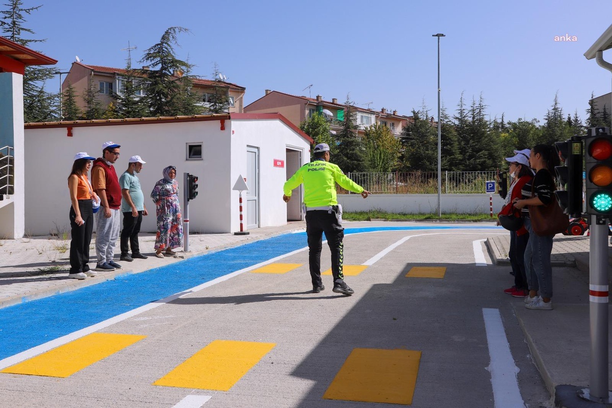 Eskişehir Büyükşehir, Zihinsel Engelli Bireyleri Trafik Eğitim Parkı\'nda Konuk Etti