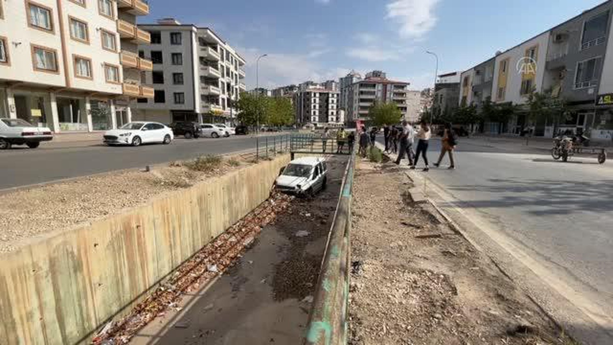 Gaziantep\'te su kanalına düşen hafif ticari araçtaki anne ve oğlu yaralandı