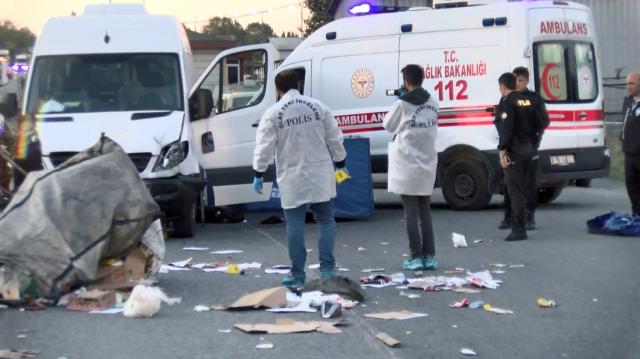 İstanbul'da hatalı sollama, kağıt toplayıcısı baba ve 3 yaşındaki çocuğunu hayattan kopardı İstanbul'da hatalı sollama, kağıt toplayıcısı baba ve 3 yaşındaki çocuğunu hayattan kopardı