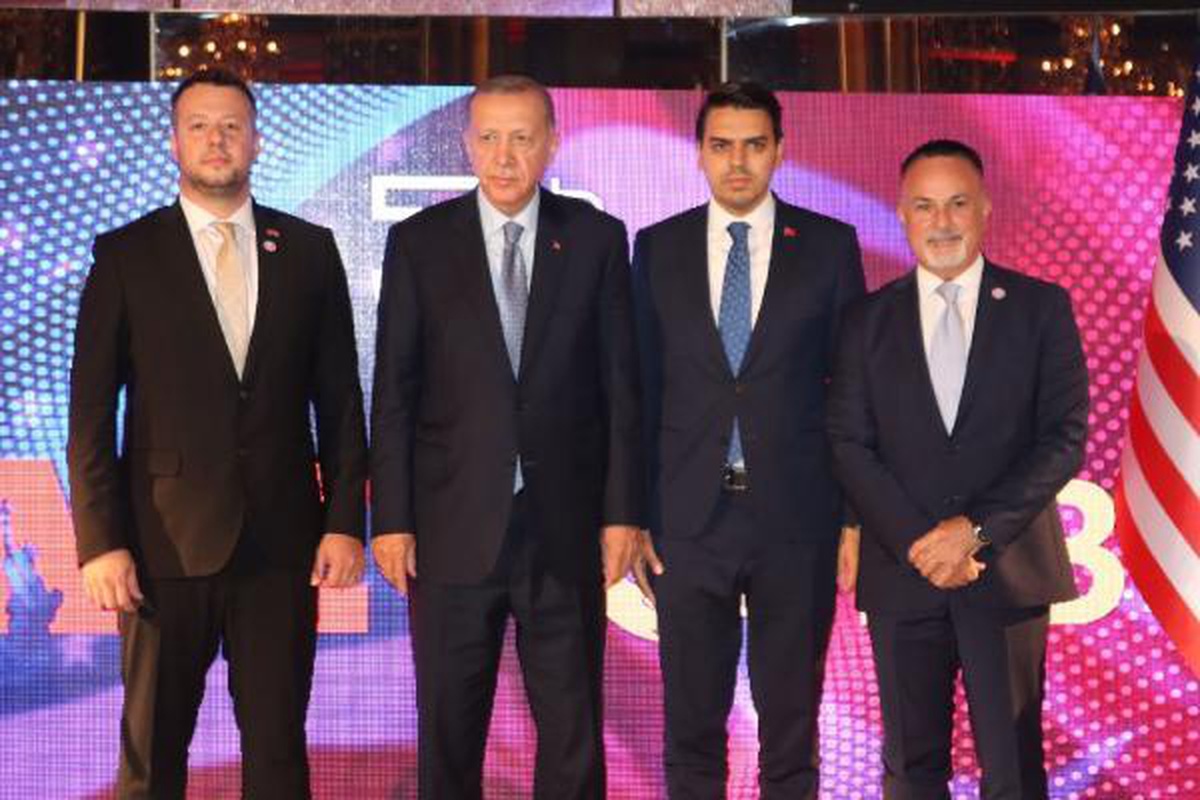Kitaba dönüşen \'Ottoman America\' Cumhurbaşkanı Erdoğan\'a takdim edildi