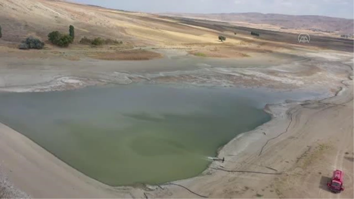 Sivas\'ta kuruyan göle itfaiye ekipleri su takviyesi yapıyor