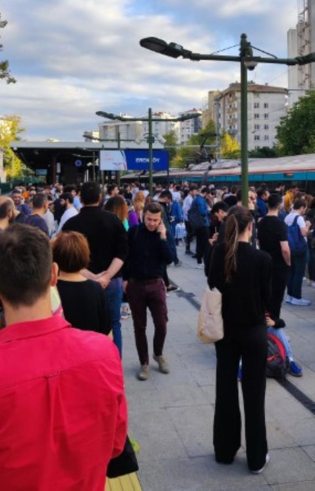 Marmaray metrosunda arıza! Seferler tek yönlü gecikmeli yapılıyor, duraklarda yoğunluk var Marmaray metrosunda arıza! Seferler tek yönlü gecikmeli yapılıyor, duraklarda yoğunluk var