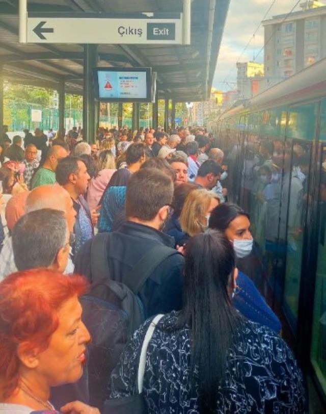 Marmaray metrosunda arıza! Seferler tek yönlü gecikmeli yapılıyor, duraklarda yoğunluk var Marmaray metrosunda arıza! Seferler tek yönlü gecikmeli yapılıyor, duraklarda yoğunluk var