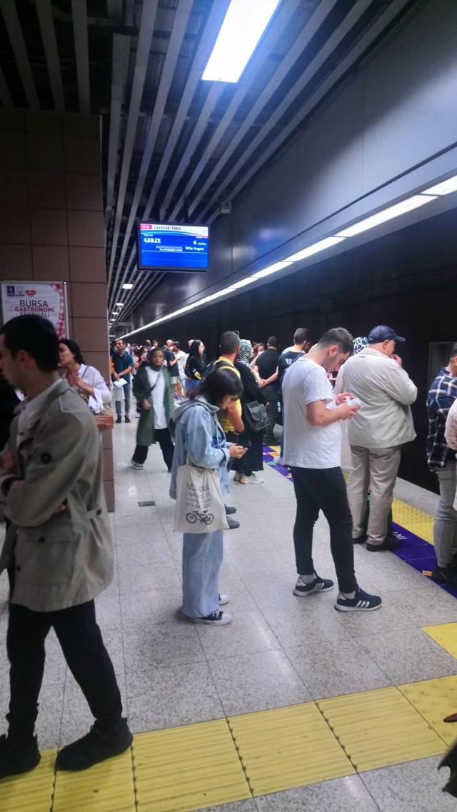 Marmaray metrosunda arıza! Seferler tek yönlü gecikmeli yapılıyor, duraklarda yoğunluk var Marmaray metrosunda arıza! Seferler tek yönlü gecikmeli yapılıyor, duraklarda yoğunluk var