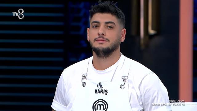 MasterChef'te tansiyon yükseldi! Fatma Nur, şeflerin önünde tartıştığı Barış'a gözdağı verdi MasterChef'te tansiyon yükseldi! Fatma Nur, şeflerin önünde tartıştığı Barış'a gözdağı verdi