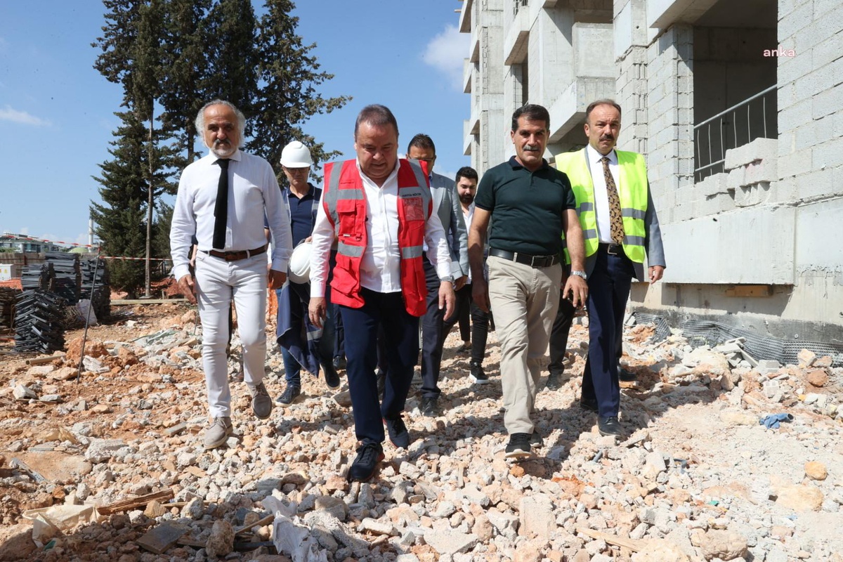 Muhittin Böcek, Güneş Mahallesi\'ndeki Kentsel Dönüşüm Projesi Alanını Ziyaret Etti