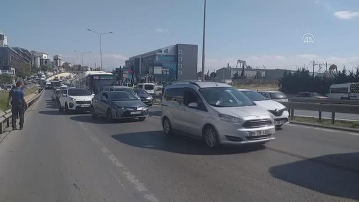 Pendik\'teki zincirleme trafik kazasında 2 kişi yaralandı