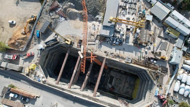 Sancaktepe'de metro çalışmasında vinç devrildi! O anlar kameraya yansıdı