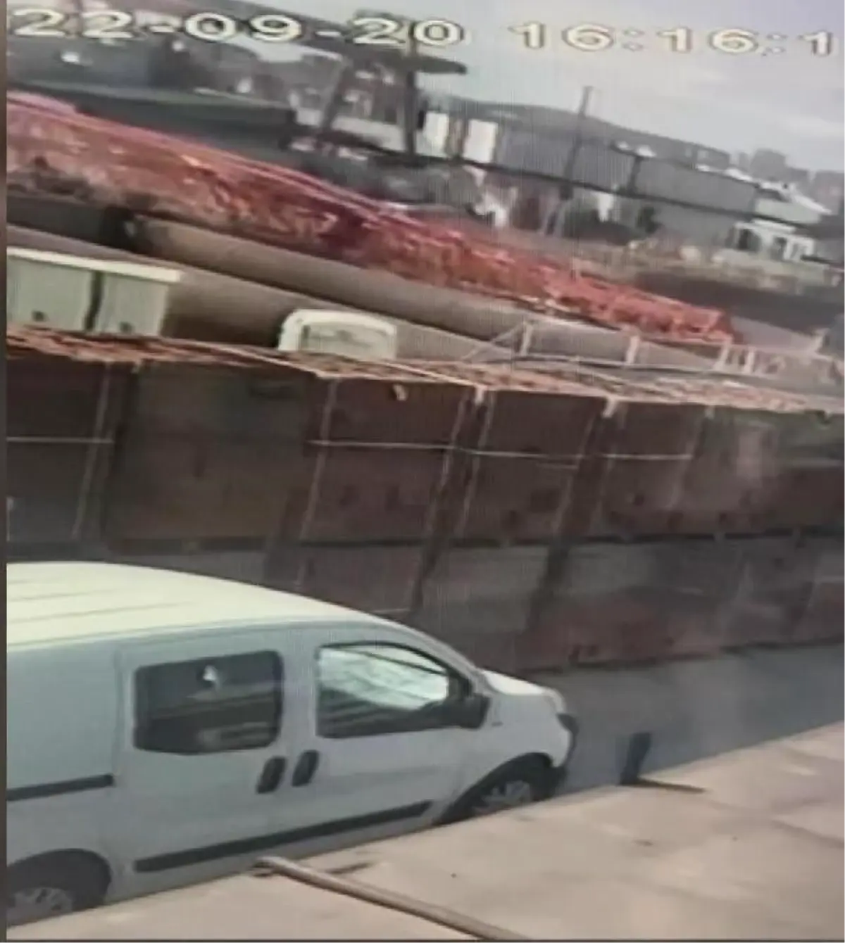 Sancaktepe\'de vincin devrilme anı kamerada