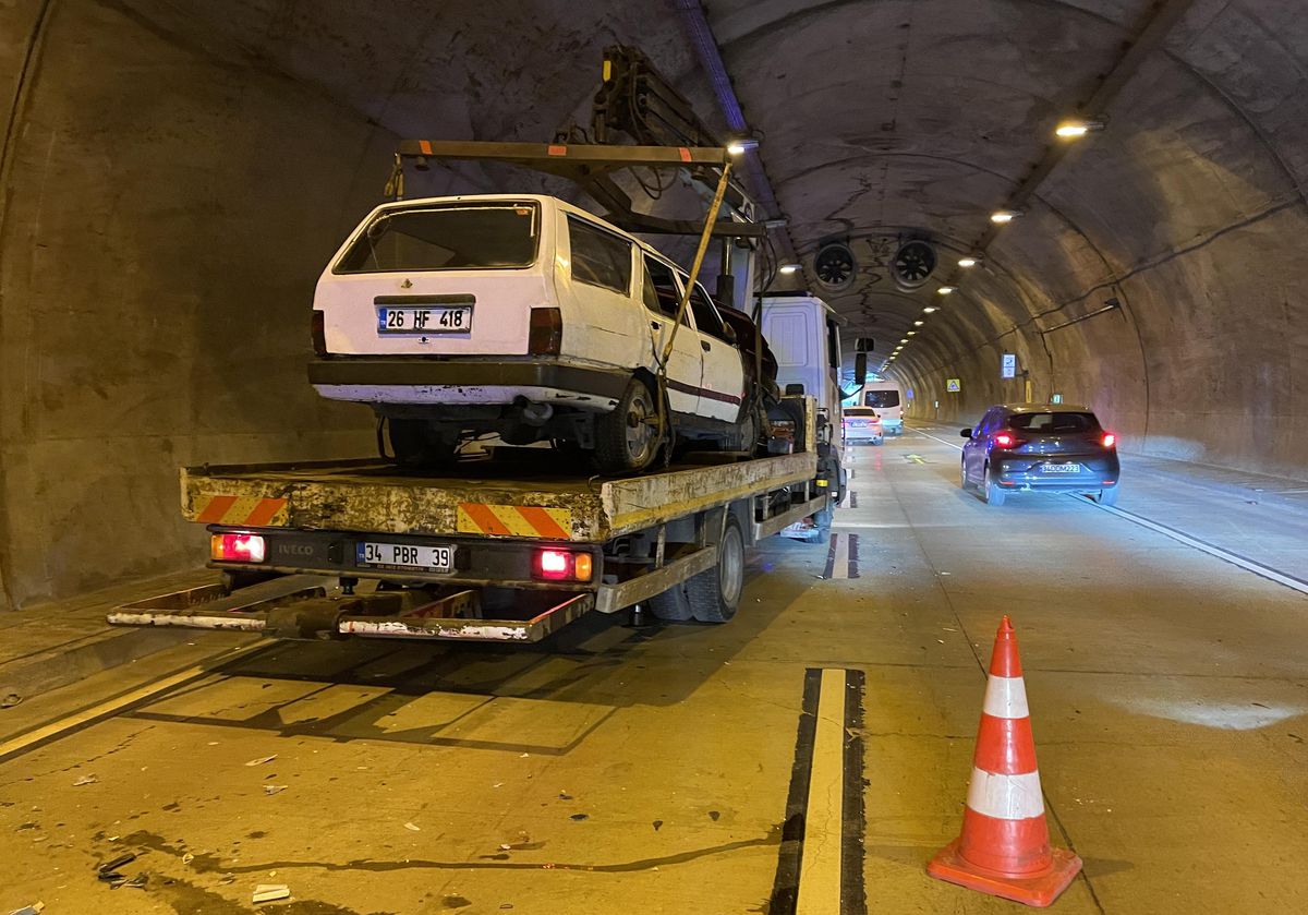 Sarıyer\'de tünelde devrilen otomobilin sürücüsü yaralandı