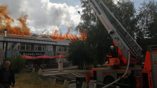 Son Dakika: Erzurum Atatürk Üniversitesi yemekhanesinde yangın! Rüzgarın etkisiyle büyüyen alevlere ekipler müdahale ediyor Son Dakika: Erzurum Atatürk Üniversitesi yemekhanesinde yangın! Rüzgarın etkisiyle büyüyen alevlere ekipler müdahale ediyor
