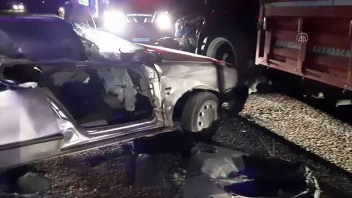 Bolu'da traktörün römorkuna çarpan otomobildeki 2 kişi yaralandı