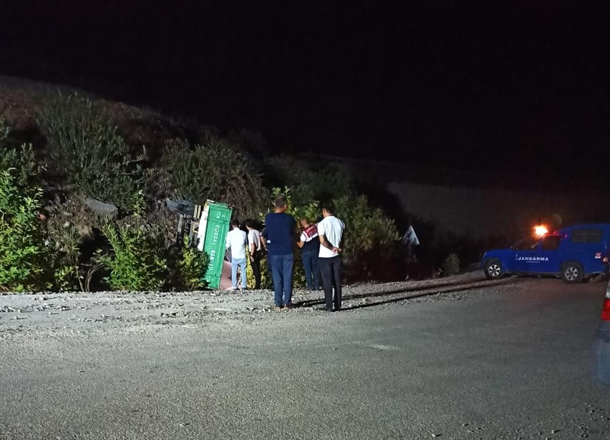 Adana\'da devrilen traktördeki 1 kişi öldü, 1 kişi yaralandı