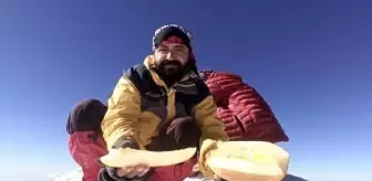 Ağrı haberleri! Ağrı Dağı'nın zirvesinde kavun kesip, çay içtiler