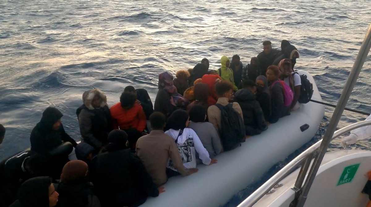Ayvalık açıklarında 51 düzensiz göçmen kurtarıldı