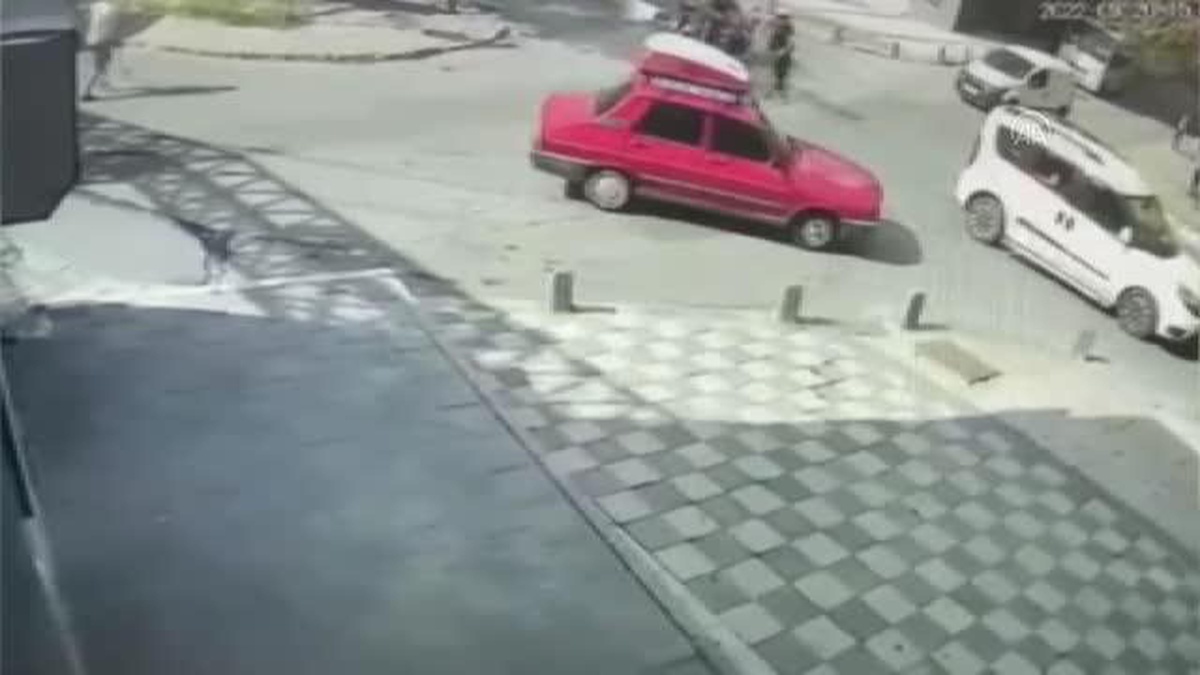 İstanbul\'da polisten kaçan şüphelilerin motosikletinde 20 kilo 800 gram bonzai ele geçirildi