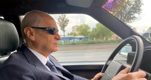 MHP lideri Bahçeli klasik arabasıyla Ankara'yı turladı, dinlediği şarkı da bomba MHP lideri Bahçeli klasik arabasıyla Ankara'yı turladı, dinlediği şarkı da bomba