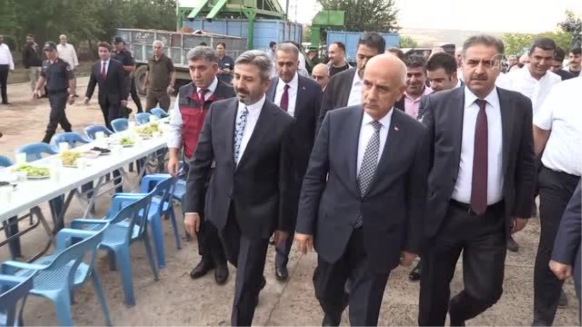 Tarım ve Orman Bakanı Vahit Kirişci, Adıyaman\'da badem hasadına katıldı Açıklaması