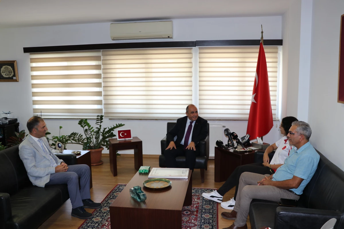 Büyükelçi Başçeri, Türkiye Badminton Milli Takımı\'nın KKTC\'li sporcusu Deniz\'i kabul etti