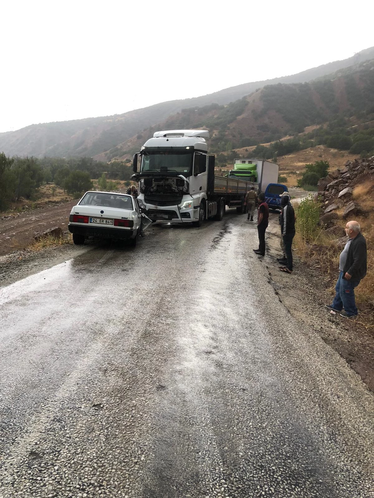 Erzincan\'da otomobil ile tırın çarpıştığı kazada 3 kişi yaralandı