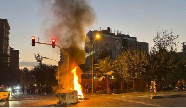 İran'da Mahsa Amini ateşi! Protestocular Hümeyni ve Hamaney'in fotoğraflarını indirdi