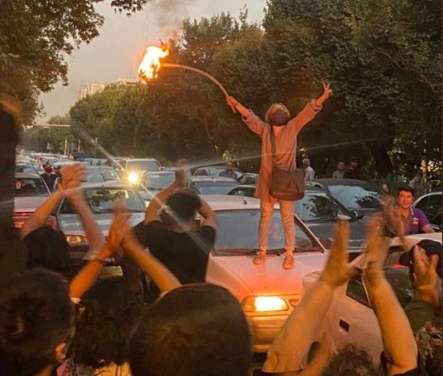 İran'da protestoların şiddeti artıyor! Öfkeli kadınlar, irşat polisinin aracına saldırdı İran'da protestoların şiddeti artıyor! Öfkeli kadınlar, irşat polisinin aracına saldırdı